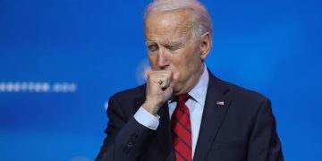 Biden admite que «podría caer muerto mañana»￼￼