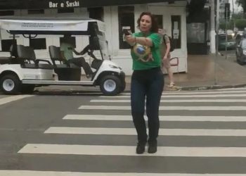 Diputada aliada de Jair Bolsonaro persiguió con un arma de fuego a un seguidor de Lula da Silva