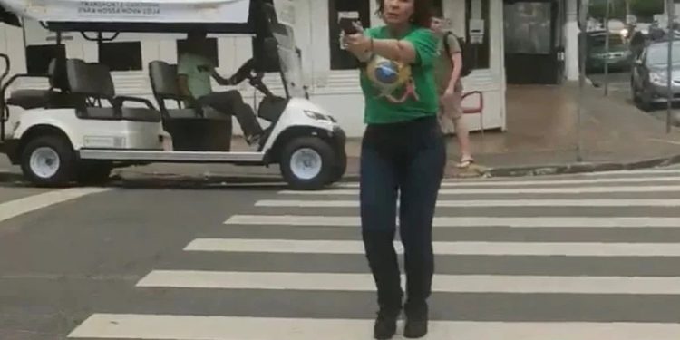 Diputada aliada de Jair Bolsonaro persiguió con un arma de fuego a un seguidor de Lula da Silva