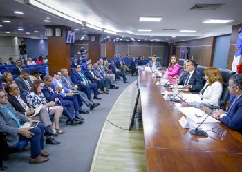 Exvicepresidenta de Costa Rica aboga por una democracia paritaria; felicita en RD se haya puesto en debate el tema