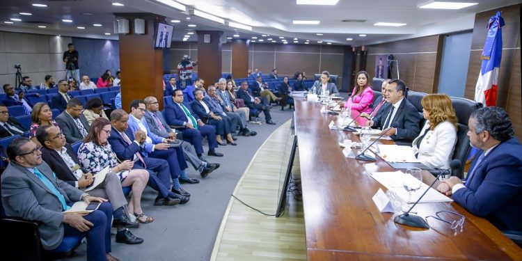 Exvicepresidenta de Costa Rica aboga por una democracia paritaria; felicita en RD se haya puesto en debate el tema