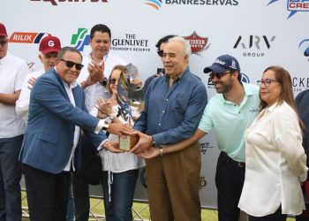 Félix García hace el drive de salida en Grand Thomás de Golf en su versión décimo sexta