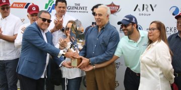 Félix García hace el drive de salida en Grand Thomás de Golf en su versión décimo sexta