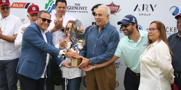 Félix García hace el drive de salida en Grand Thomás de Golf en su versión décimo sexta