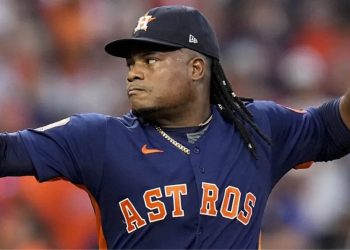 Dominicano Framber Valdez controla emociones, lanza joya y Astros derrota a Phillies para igualar Serie Mundial