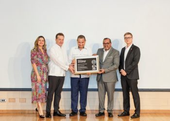 Francisco Morilla presidente Farmacia El Sol recibe reconocimiento Airén como promotor  empresas familiares