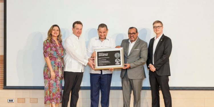 Francisco Morilla presidente Farmacia El Sol recibe reconocimiento Airén como promotor empresas familiares