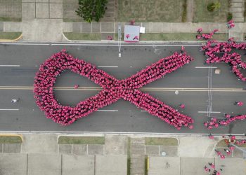 Más de 800 mujeres de la zona franca forman Gran Lazo Humano en prevención del cáncer de mama