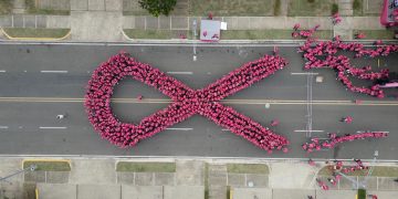 Más de 800 mujeres de la zona franca forman Gran Lazo Humano en prevención del cáncer de mama