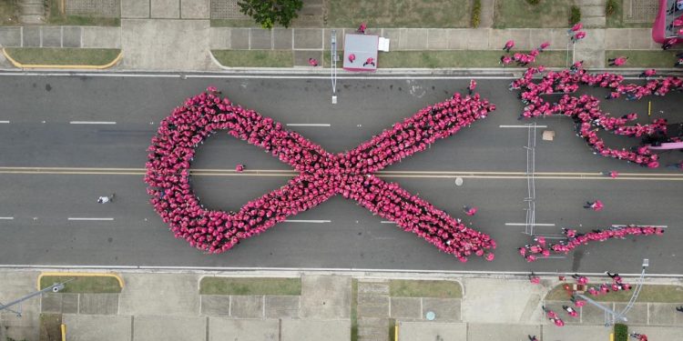 Más de 800 mujeres de la zona franca forman Gran Lazo Humano en prevención del cáncer de mama