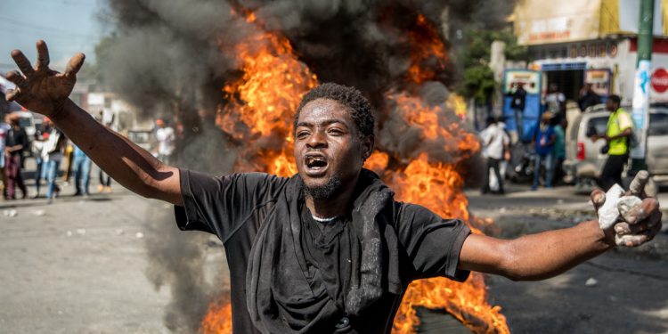Casi 100.000 personas han huido de la capital de Haití empujadas por la violencia