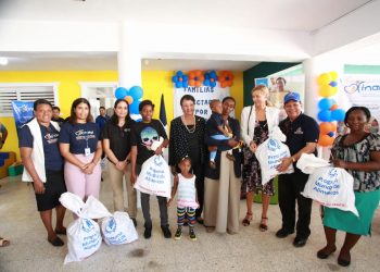 Programa Mundial de Alimentos junto al Inaipi entregan canastas de alimentos para familias de infantes afectados por huracán Fiona
