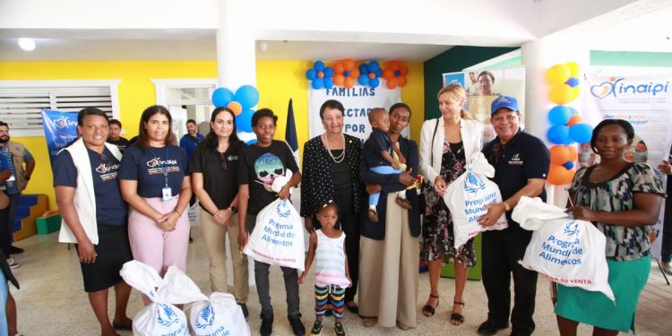 Programa Mundial de Alimentos junto al Inaipi entregan canastas de alimentos para familias de infantes afectados por huracán Fiona