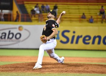 Águilas blanquean Estrellas y empatan en primer lugar