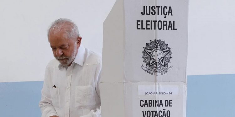 Lula y Bolsonaro ya votaron y ambos se mostraron confiados