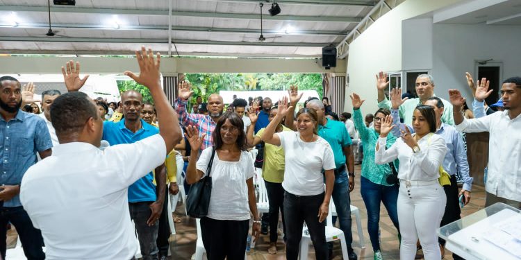 Milton Morrison juramenta cientos de personas del PRD y PLD en los Alcarrizos