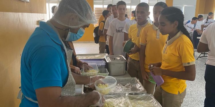Minerd inicia programa alimentos escolares en Santiago