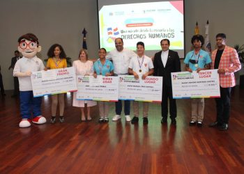 PUCMM y Defensor del Pueblo premian ganadores del proyecto una mirada desde la escuela a los Derechos Humanos