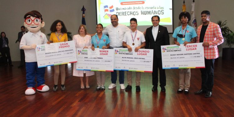 PUCMM y Defensor del Pueblo premian ganadores del proyecto una mirada desde la escuela a los Derechos Humanos