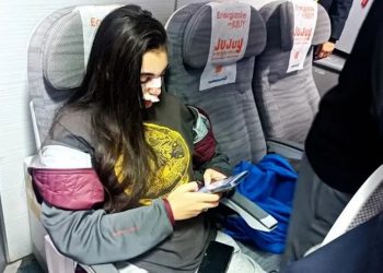 Pasajeros sangrando y máscaras colgando: las fotos del interior del avión que sufrió turbulencias