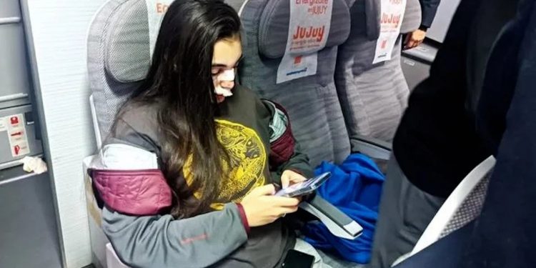 Pasajeros sangrando y máscaras colgando: las fotos del interior del avión que sufrió turbulencias