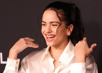 Rosalía hace petición a sus fanáticos tras recibir golpe en la cara en concierto