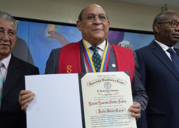 Otorgan título de Doctorado Honoris Causa al profesor Rafael Santos Badía