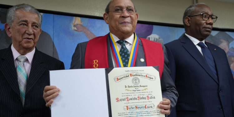 Otorgan título de Doctorado Honoris Causa al profesor Rafael Santos Badía