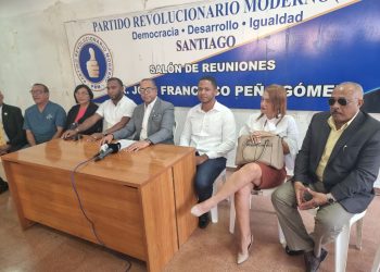 Regidor del PRM defiende honorabilidad tras acusaciones difamatorias del alcalde Abel Martínez