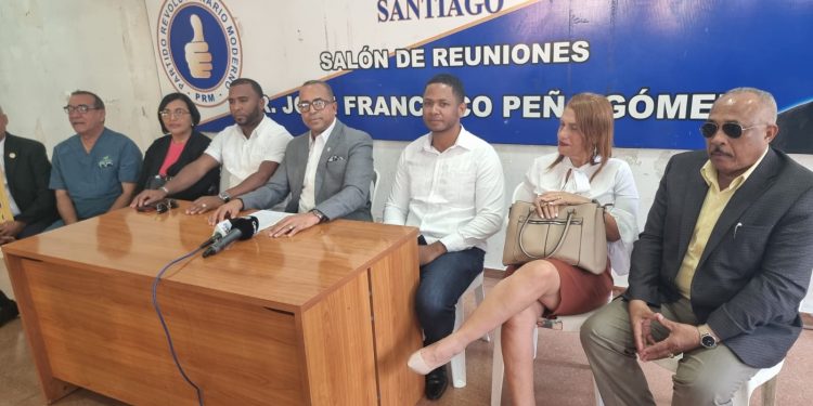 Regidor del PRM defiende honorabilidad tras acusaciones difamatorias del alcalde Abel Martínez