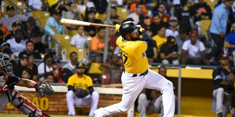 Con jonrón de Ronny, Águilas vencen Leones y siguen en segundo lugar