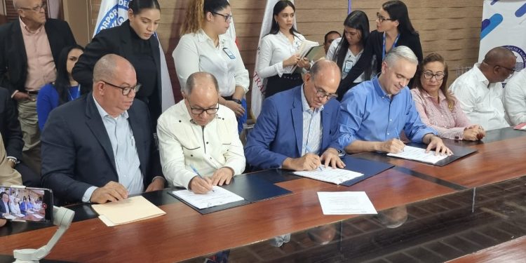 Sindicato de Trabajadores CORAASAN y la institución firman “Pacto Colectivo”tras mediación de Ministerio de Trabajo