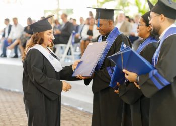 La UCATECI celebra su septuagésima cuarta graduación ordinaria