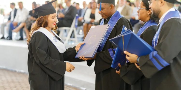 La UCATECI celebra su septuagésima cuarta graduación ordinaria