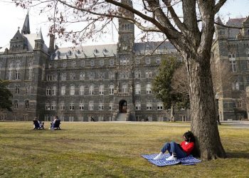 La Universidad de Georgetown celebró una decisión judicial que permite a estudiantes internacionales trabajar en EEUU