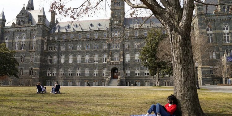La Universidad de Georgetown celebró una decisión judicial que permite a estudiantes internacionales trabajar en EEUU