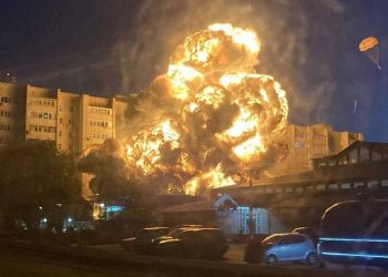 Avión militar se estrella contra un edificio residencial en Rusia