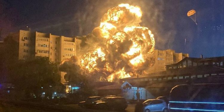 Avión militar se estrella contra un edificio residencial en Rusia