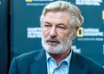 Alec Baldwin llegó a un acuerdo con la familia de Halyna Hutchins, la mujer a la que mató por accidente en un set de filmación