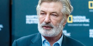 Alec Baldwin llegó a un acuerdo con la familia de Halyna Hutchins, la mujer a la que mató por accidente en un set de filmación