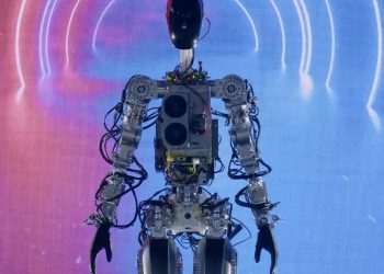 Elon Musk presentó a Optimus, el robot humanoide que riega las plantas valorado en 20.000 dólares