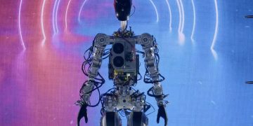 Elon Musk presentó a Optimus, el robot humanoide que riega las plantas valorado en 20.000 dólares