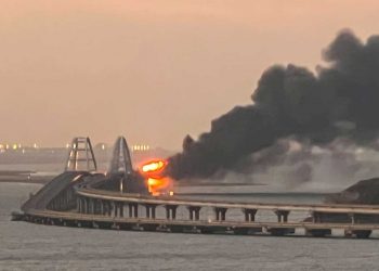 Una explosión destruyó gran parte del puente de Kerch, que conecta a Rusia con Crimea