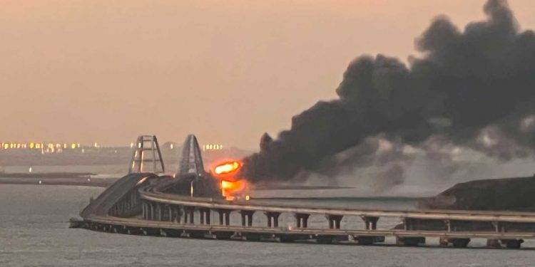 Una explosión destruyó gran parte del puente de Kerch, que conecta a Rusia con Crimea
