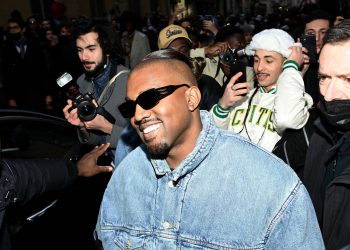 Kanye muestra un vídeo porno en una reunión