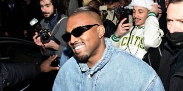 Kanye muestra un vídeo porno en una reunión