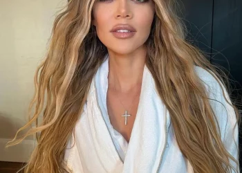 Khloé cuenta que le extirparon un tumor en la cara