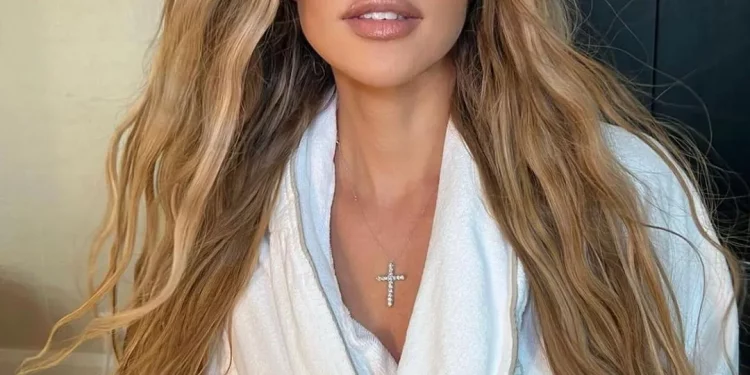 Khloé cuenta que le extirparon un tumor en la cara