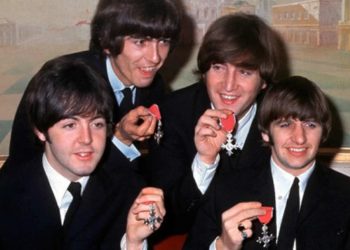 El día en que Los Beatles fueron distinguidos por la Reina: cigarrillos de marihuana y la protesta de Lennon