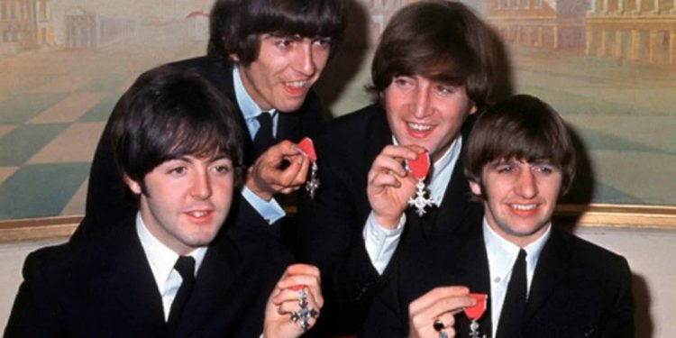 El día en que Los Beatles fueron distinguidos por la Reina: cigarrillos de marihuana y la protesta de Lennon